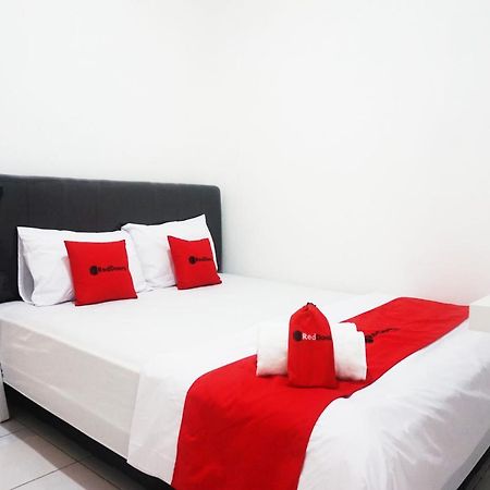Reddoorz @ Jalan Tanjung Blitar Hotel Exterior photo