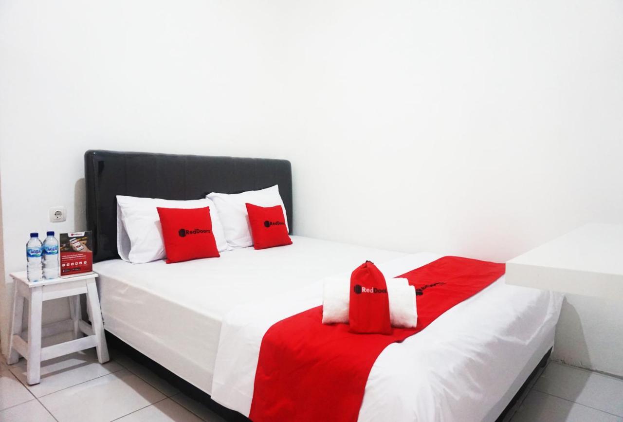 Reddoorz @ Jalan Tanjung Blitar Hotel Exterior photo