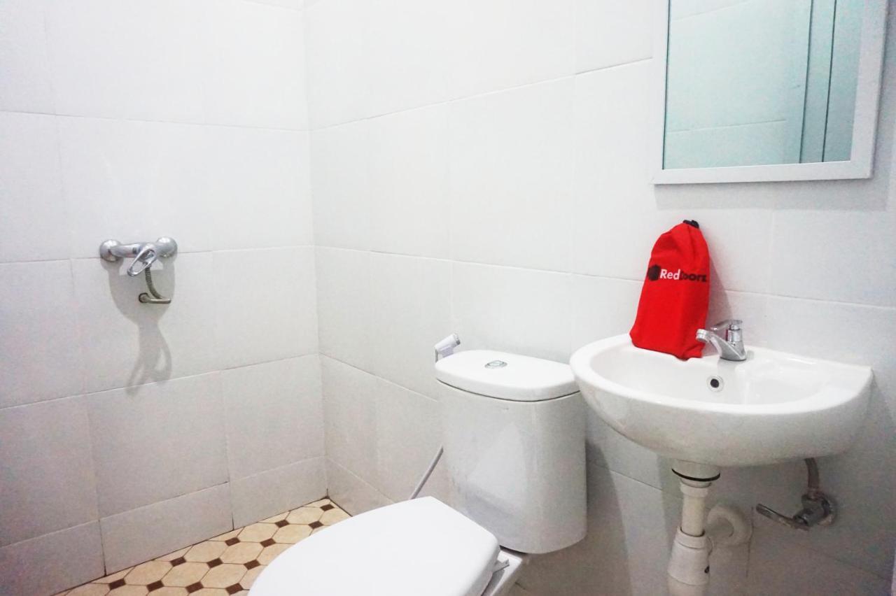Reddoorz @ Jalan Tanjung Blitar Hotel Exterior photo