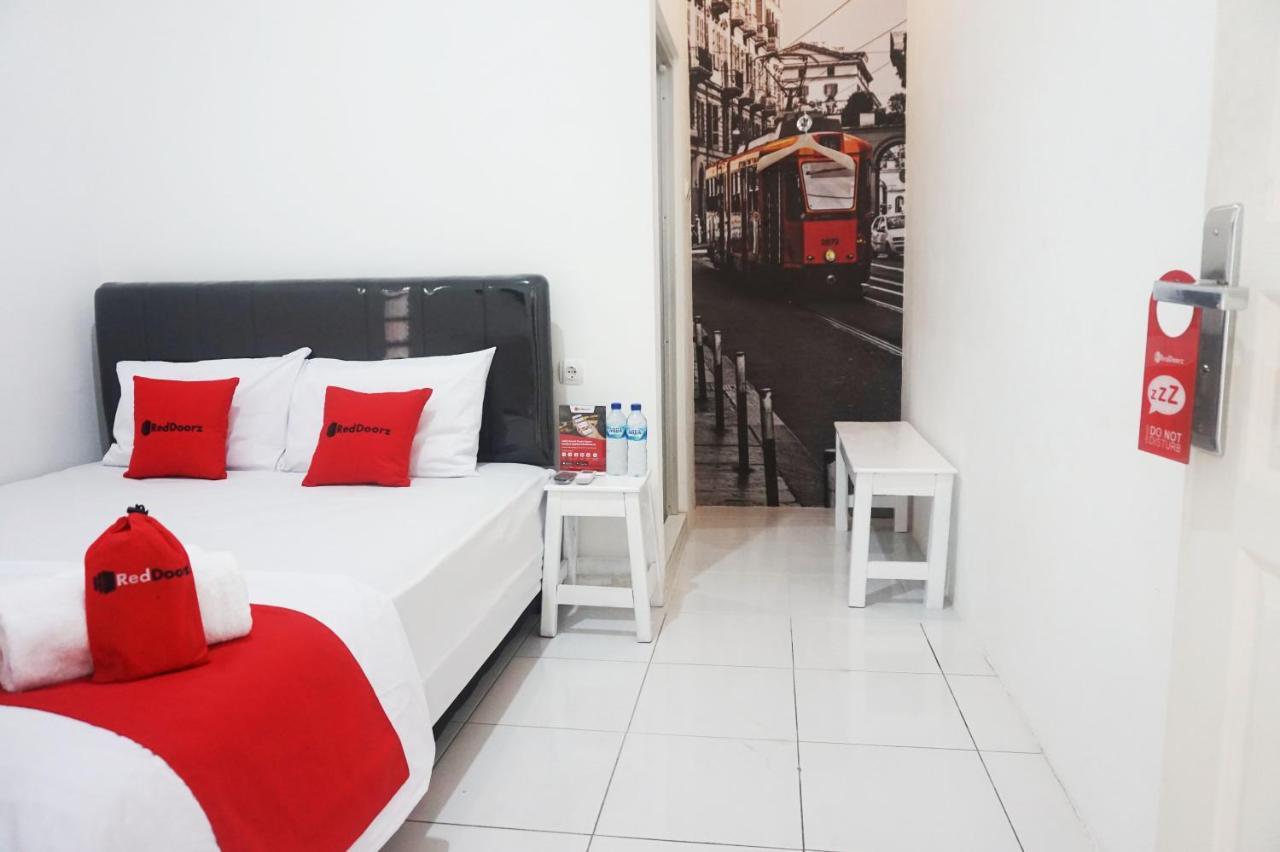 Reddoorz @ Jalan Tanjung Blitar Hotel Exterior photo