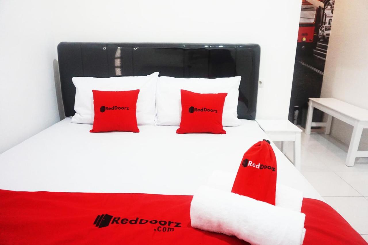 Reddoorz @ Jalan Tanjung Blitar Hotel Exterior photo