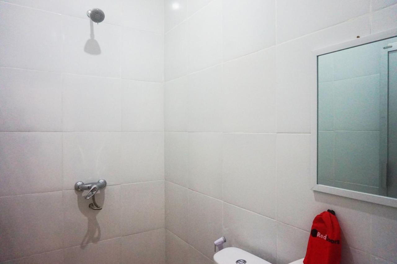 Reddoorz @ Jalan Tanjung Blitar Hotel Exterior photo