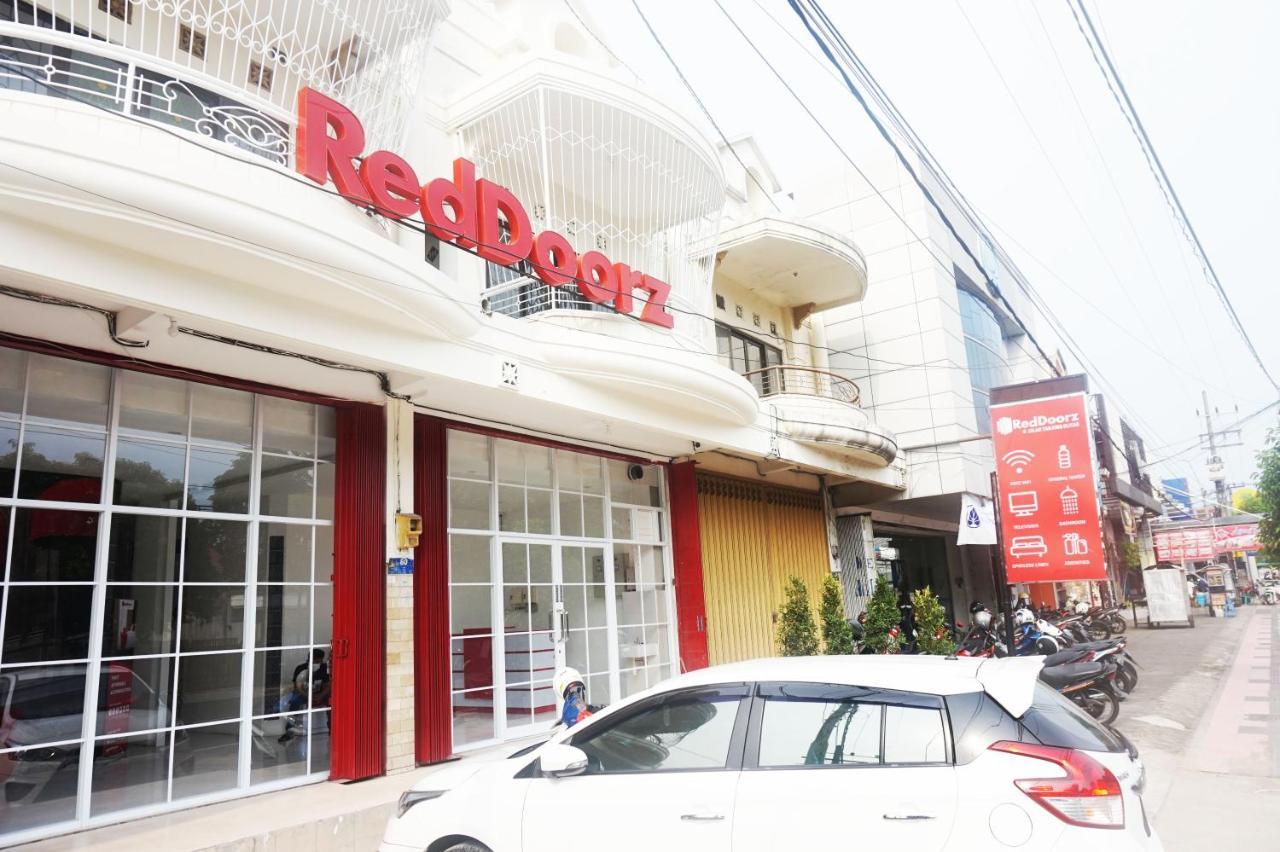 Reddoorz @ Jalan Tanjung Blitar Hotel Exterior photo
