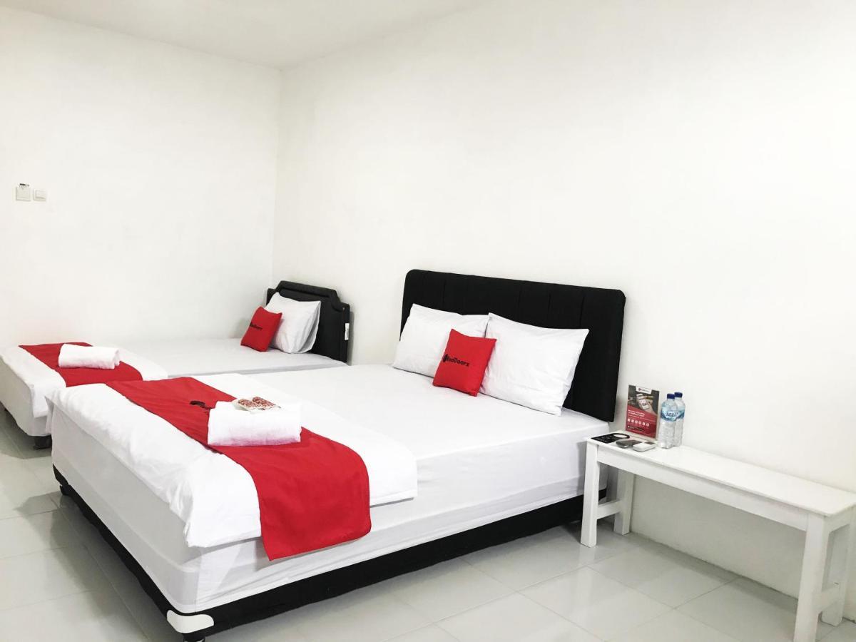 Reddoorz @ Jalan Tanjung Blitar Hotel Exterior photo