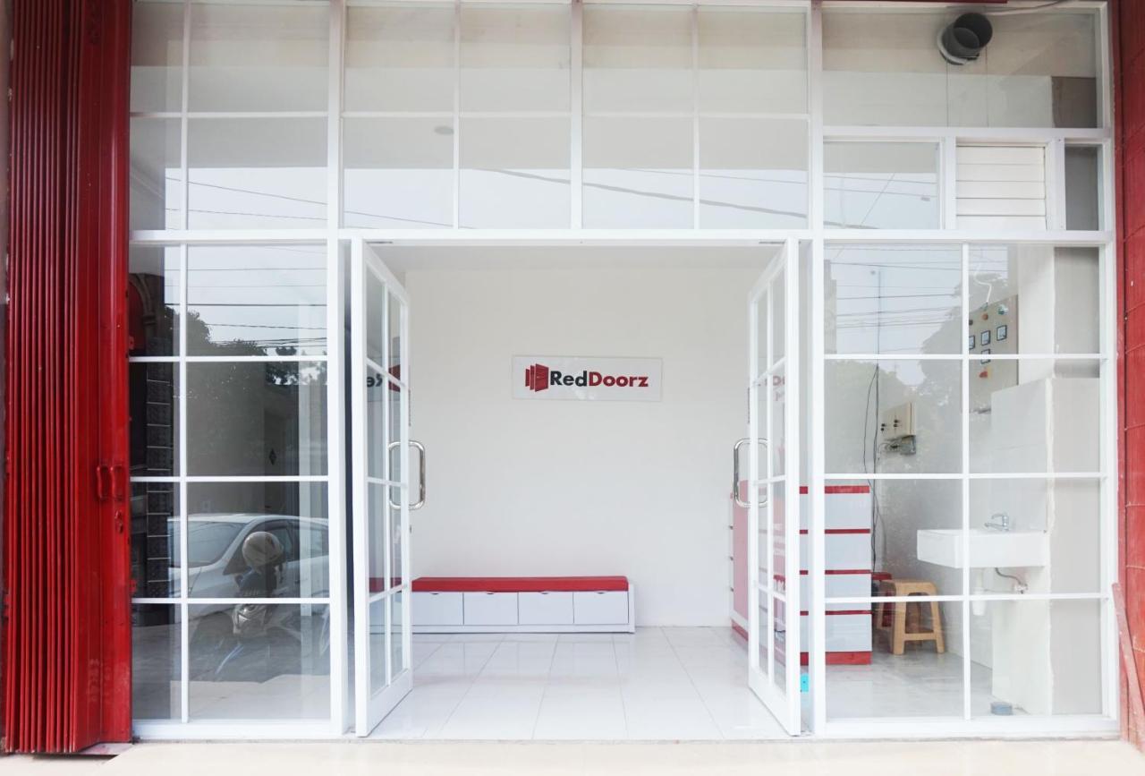 Reddoorz @ Jalan Tanjung Blitar Hotel Exterior photo