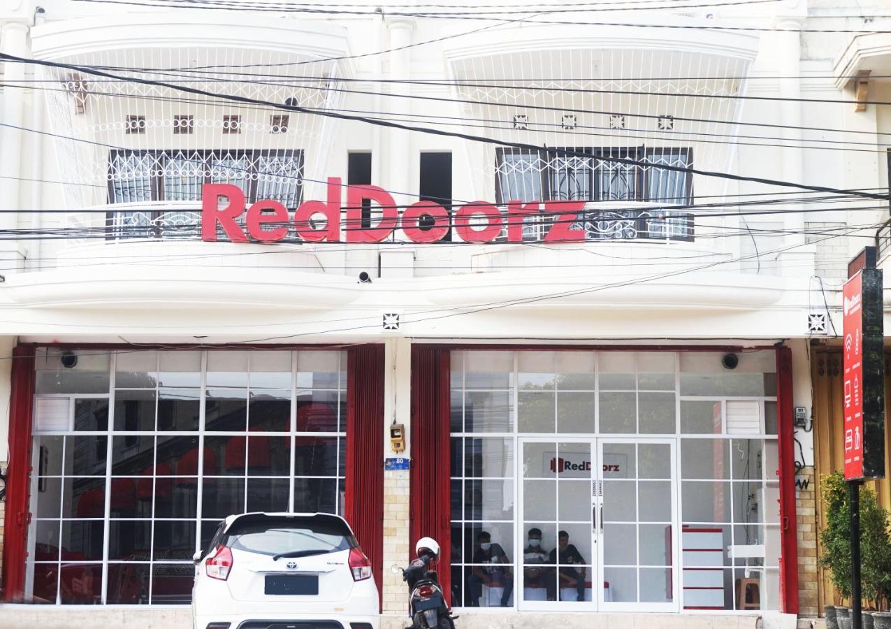 Reddoorz @ Jalan Tanjung Blitar Hotel Exterior photo
